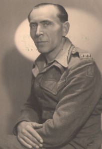 Jako příslušník obrněné brigády. Jako příslušník obrněné brigády.