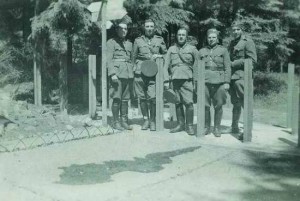 Příslušníci finanční stráže u kolejnicové uzávěry pod Hvozdem