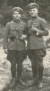 Fotografie strážmistrů (dozorců) pohraniční finanční stráže Antonína Böhma (vlevo) a Václava Šťastného pořízená u Petrovic u Jablonného v Podještědí.